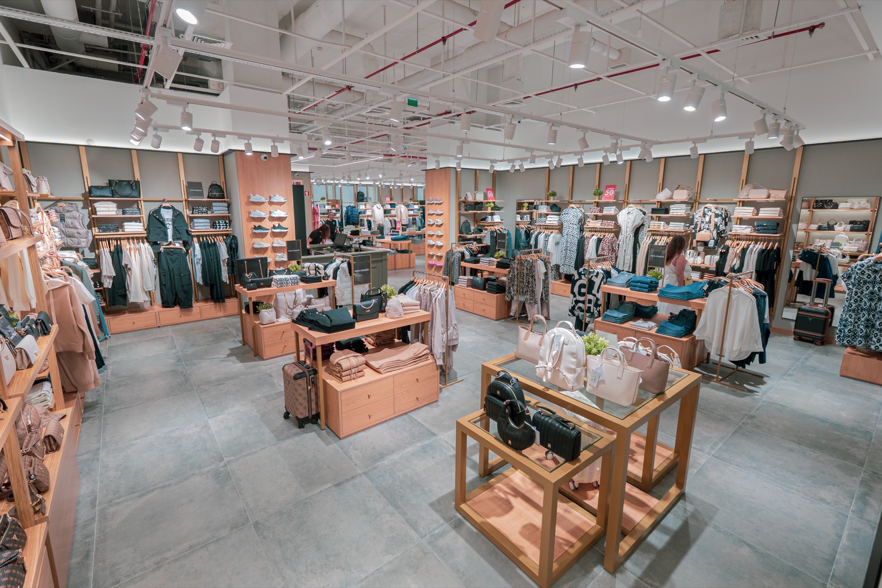 Interior amplo e contemporâneo de uma loja Forte Store