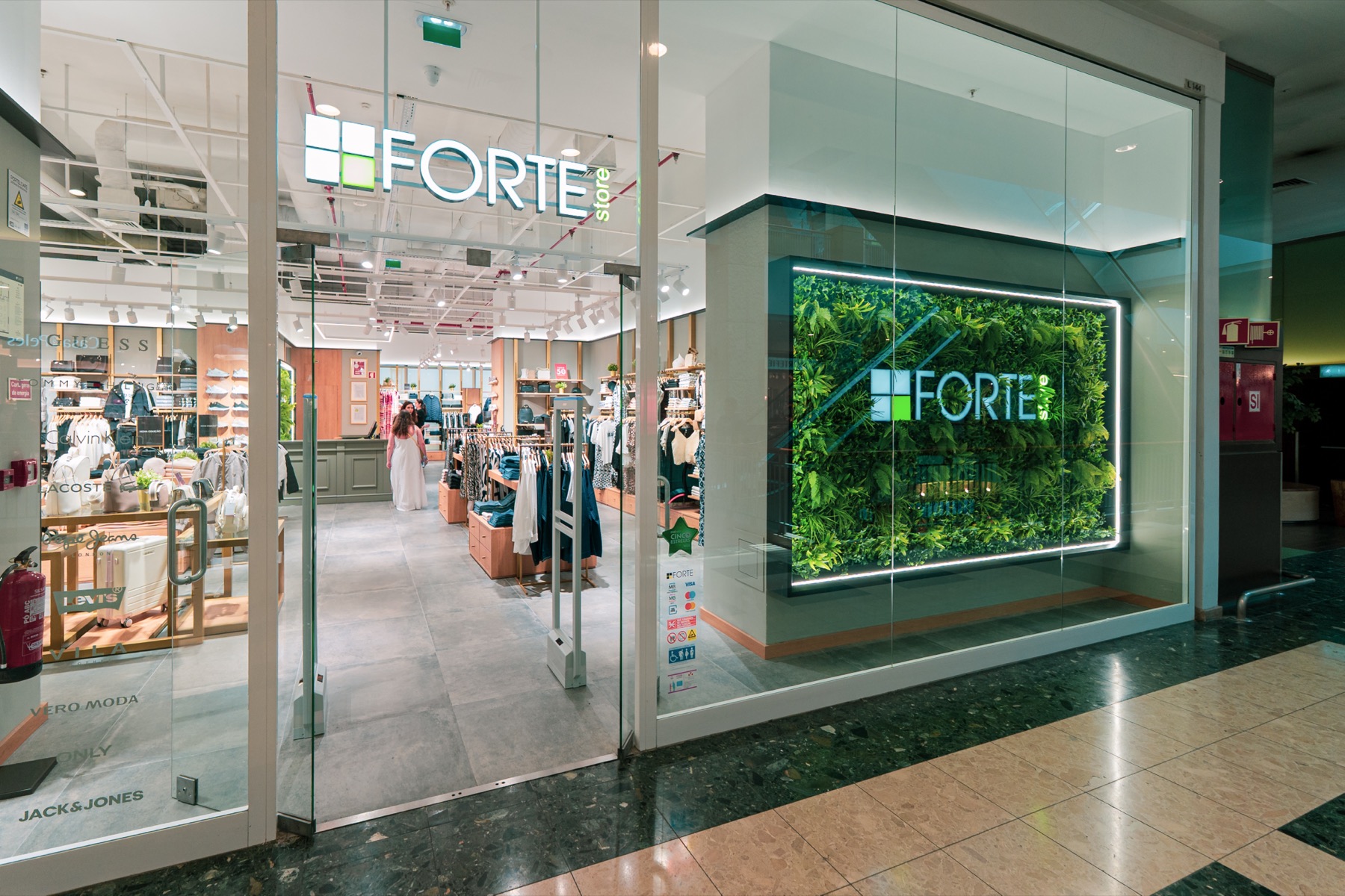 Fachada Forte Store integrada num centro comercial
